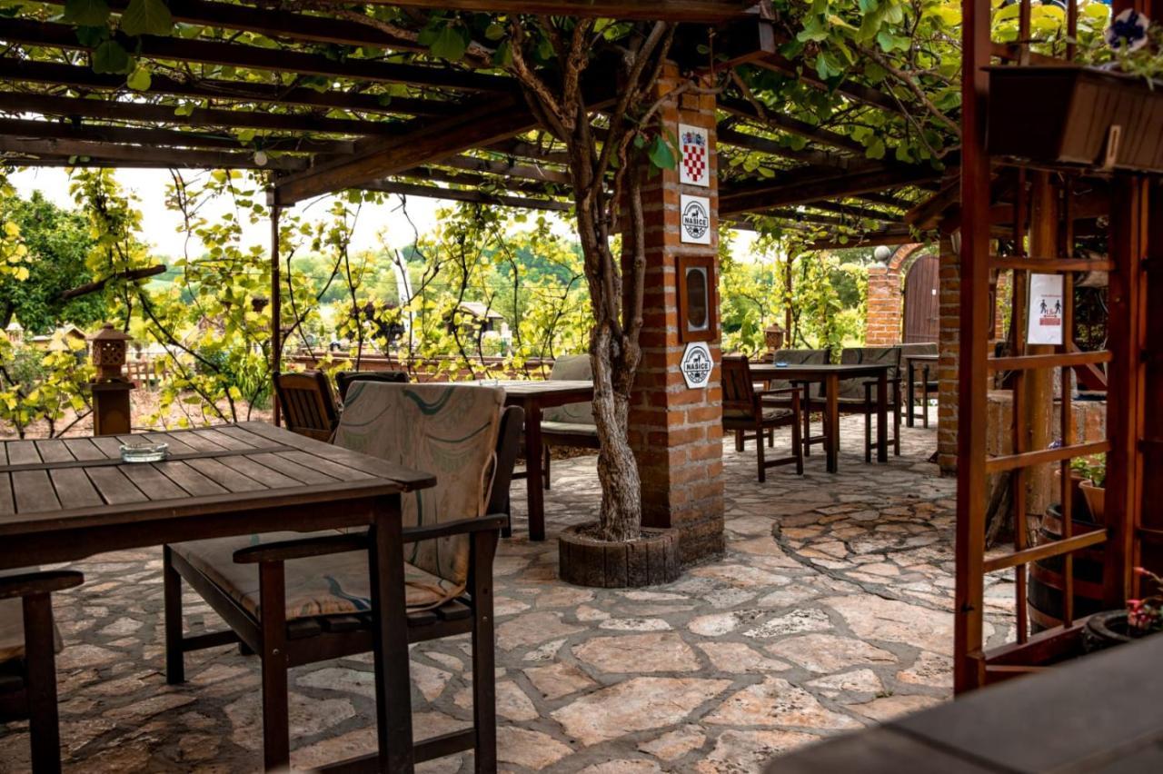 Restoran I Prenociste Egghus Hotel Nasice Екстериор снимка