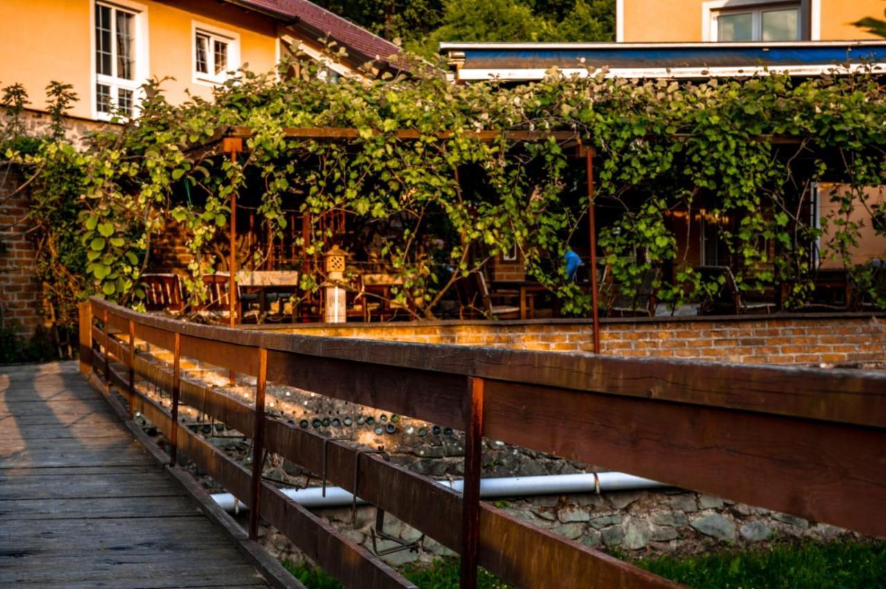 Restoran I Prenociste Egghus Hotel Nasice Екстериор снимка